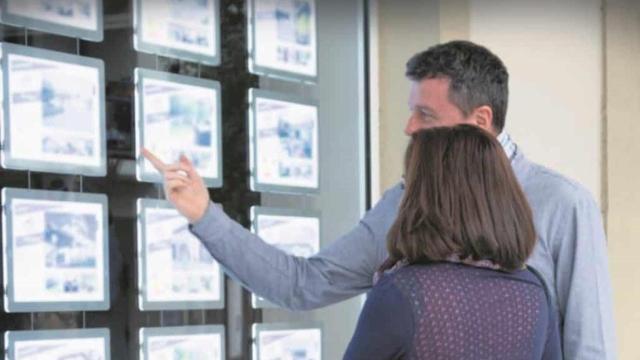Una pareja buscando vivienda.