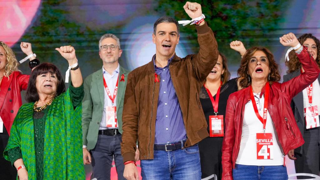 Pedro Sánchez, María Jesús Montero y Cristina Narbona, cantando el himno de la Internacional Socialista  en el Congreso Federal del PSOE en Sevilla.
