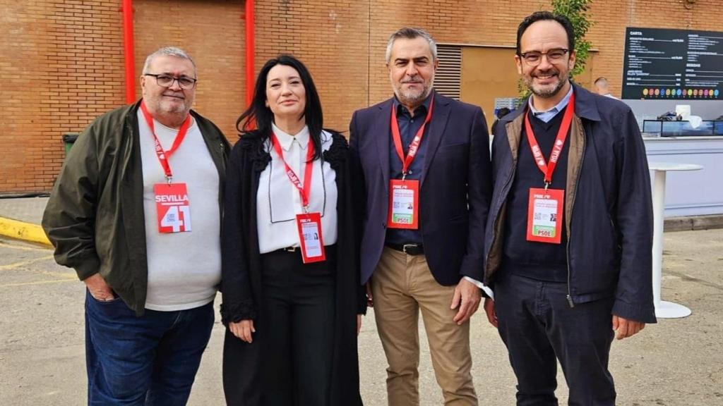 Anabel Mateos y Antonio Hernando, primero por la derecha, junto a miembros del PSOE de Almería en el 41º Congreso Federal celebrado en Sevilla.