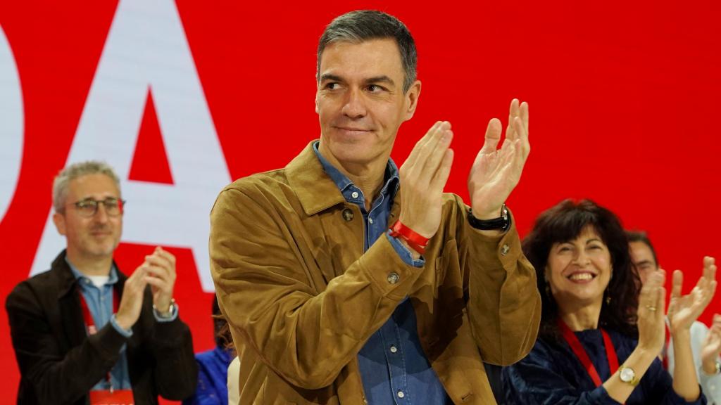 Pedro Sánchez en la inauguración del 41º Congreso del PSOE, con la ministra de Igualdad, Ana Redondo, tras él.