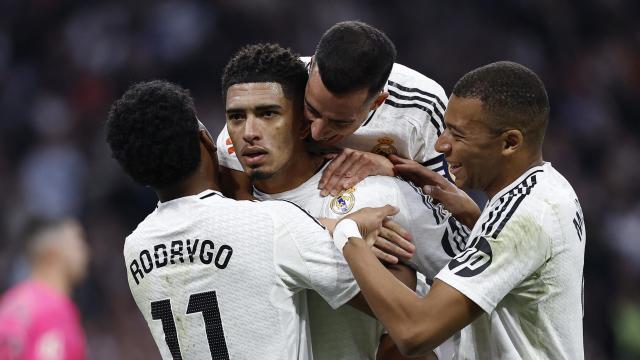 Jude Bellingham, felicitado por sus compañeros tras marcar un gol.