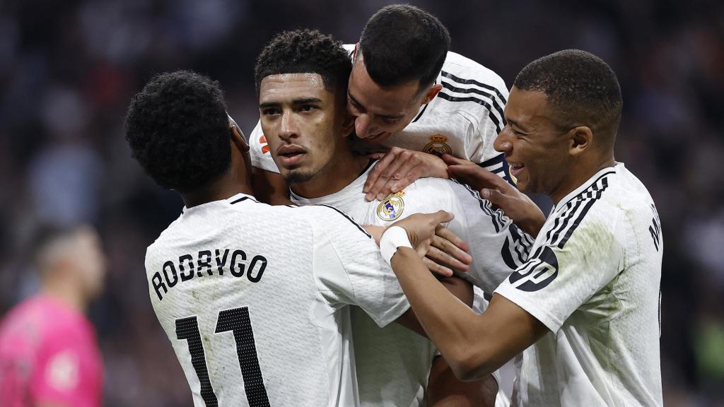 Jude Bellingham, felicitado por sus compañeros tras marcar un gol.