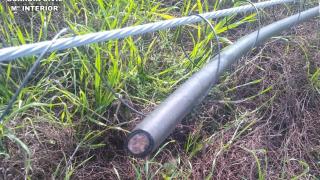 Uno de los cables de telefonía cortados