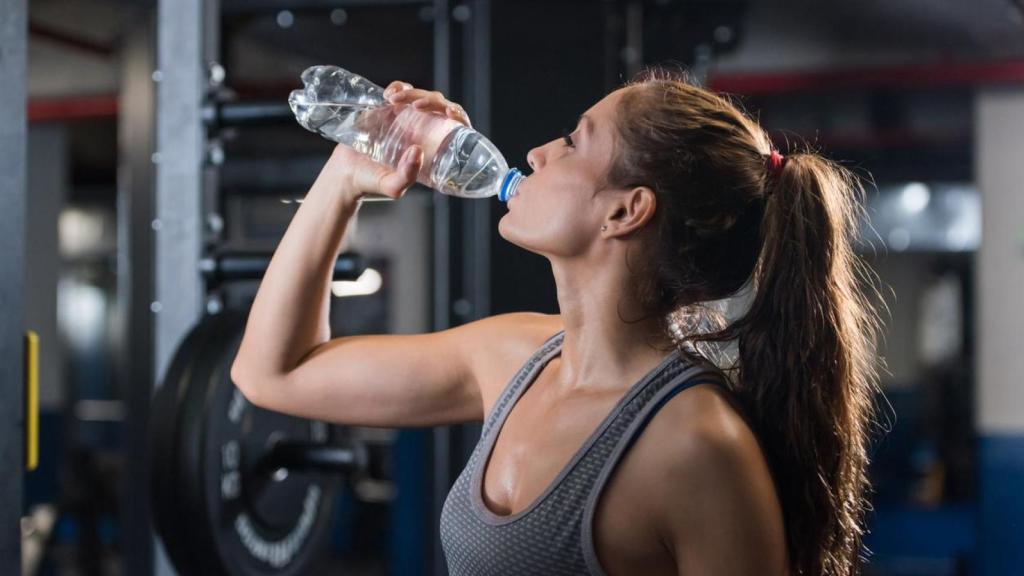 Mujer bebiendo agua.