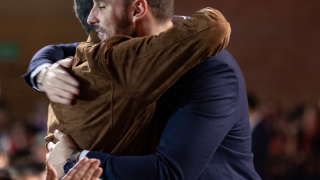 Víctor Gutiérrez, responsable LGTBI del PSOE, este domingo abrazando a Pedro Sánchez en Sevilla.