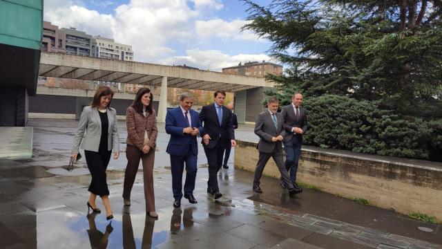 El consejero de Movilidad y Transformación Digital, José Luis Sanz, el presidente de la Junta, Alfonso Fernández Mañueco, y el vicepresidente de las Cortes, Francisco Vázquez, a su llegada a la presentación de la Estrategia Logística 2030 de Castilla y León