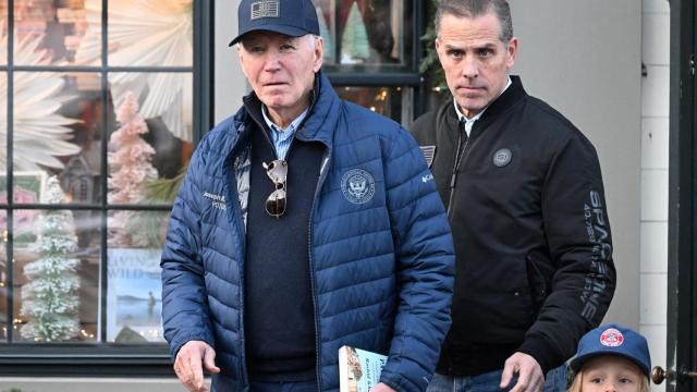 Joe Biden y su hijo Hunter en Massachusetts.