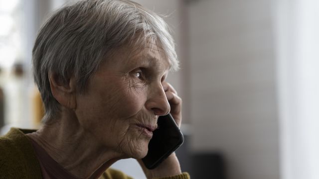 Una señora atiende una llamada telefónica