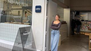 Alice De Robbio, delante del local Napolit de la calle Rosalía de Castro de A Coruña.