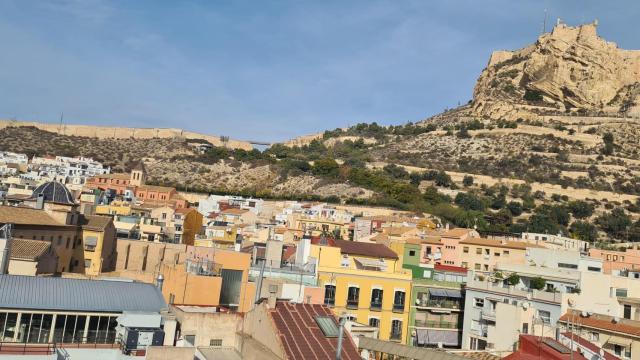 Alicante abre un centenar de actas de suspensión de pisos turísticos tras reforzar las inspecciones