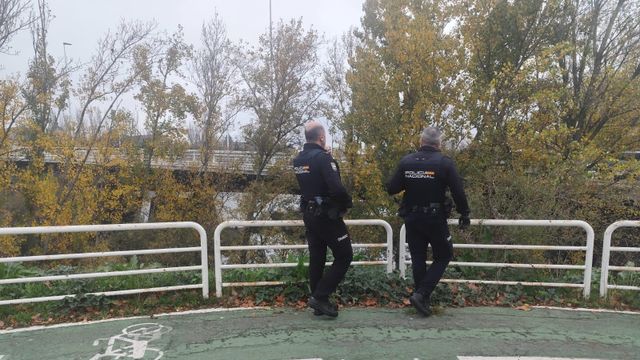 Una mujer se arroja al río Tormes desde el Puente Felipe VI de Salamanca: un amplio dispositivo está en la zona