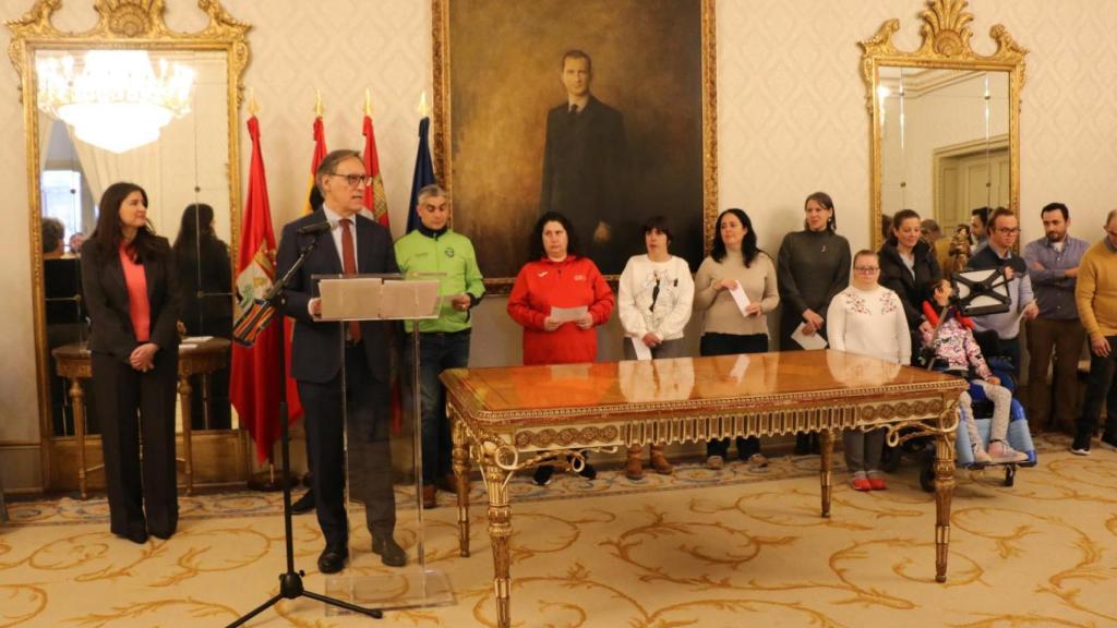 El alcalde de Salamanca, Carlos García Carbayo, recibe a las asociaciones en el Día Internacional de la Discapacidad