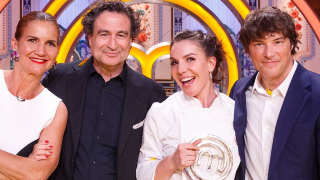 Inés Hernánd junto a los jueces de Másterchef Celebrity 9