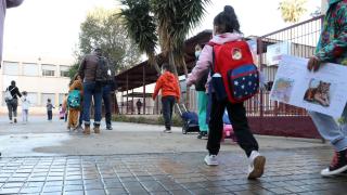 Un grupo de niños entrando al colegio.