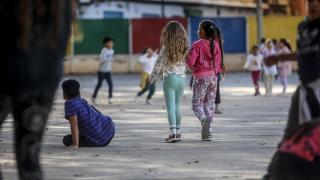 Unas niñas jugando en el recreo.