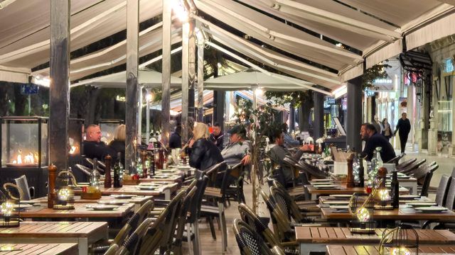Una terraza en la Explanada de Alicante este diciembre.