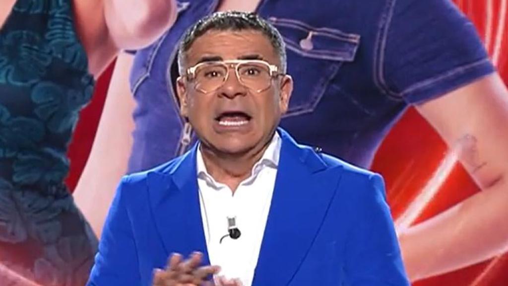 Jorge Javier Vázquez, con Laura y Daniela de fondo en el pantallón del plató de 'GH'.