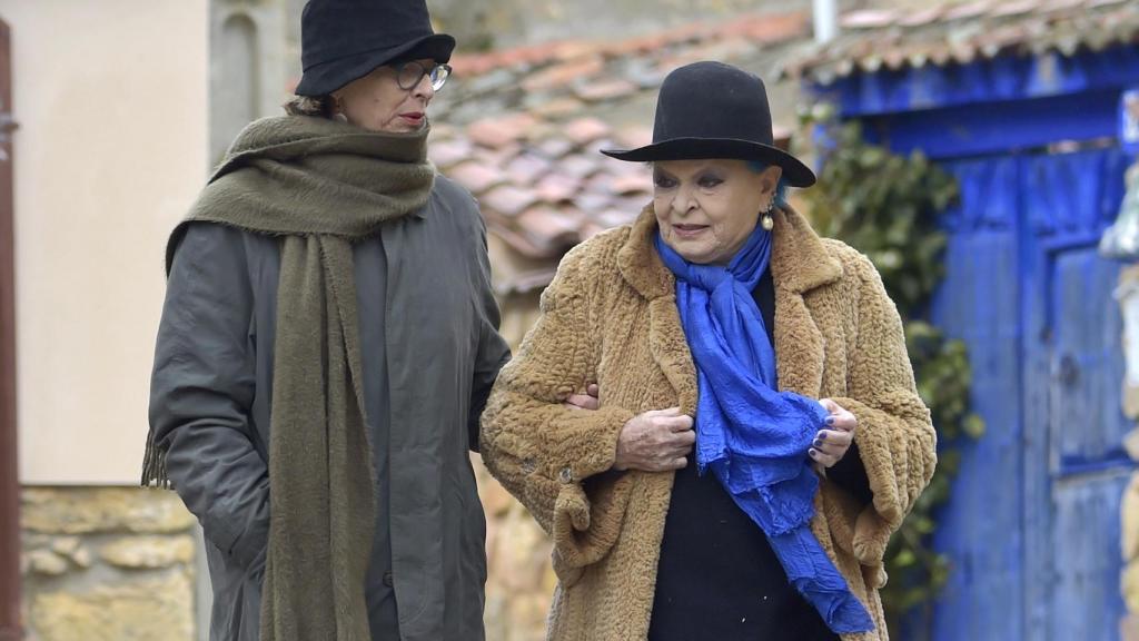 Lucía Bosé en los alrededores de la 'casa azul' junto a Paola Dominguín.