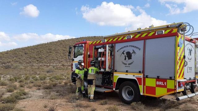 Imagen de archivo de un camión y efectivos de Bomberos del Consorcio del Poniente.