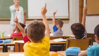 Un grupo de alumnos en un aula.