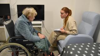 Estudiante con su abuela adoptiva