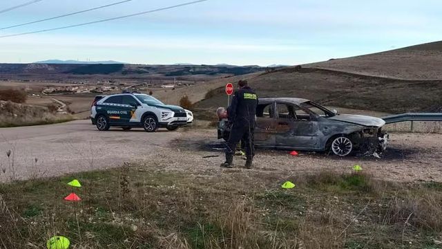 Encuentran el cadáver calcinado de un anciano en el maletero de un coche en llamas en Burgos