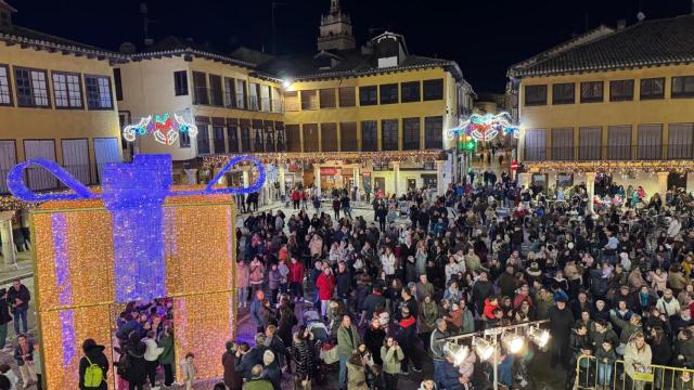 Visitantes durante el encendido de luces de Tordesillas