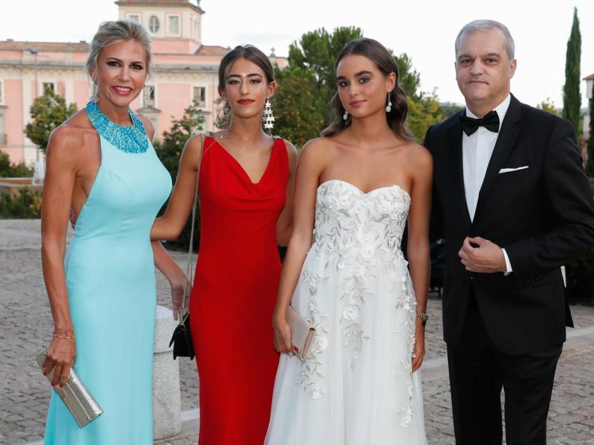 Ramón García y Patricia Cerezo junto a sus dos hijas, en la puesta de largo de su primogénita en 2021.