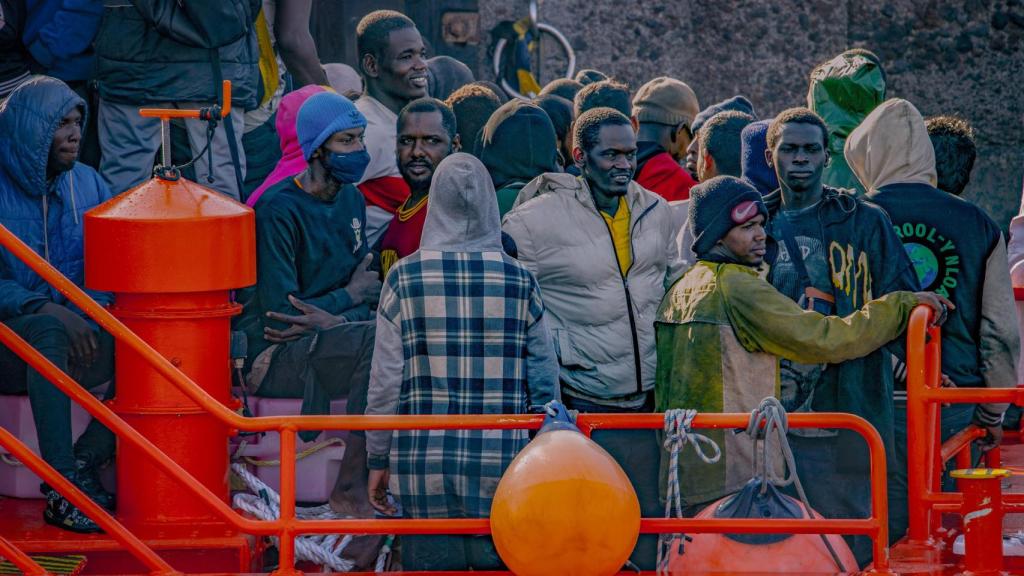 Una patera con 121 migrantes interceptada por Salvamento Marítimo, llega a La Restinga (El Hierro, Canarias).