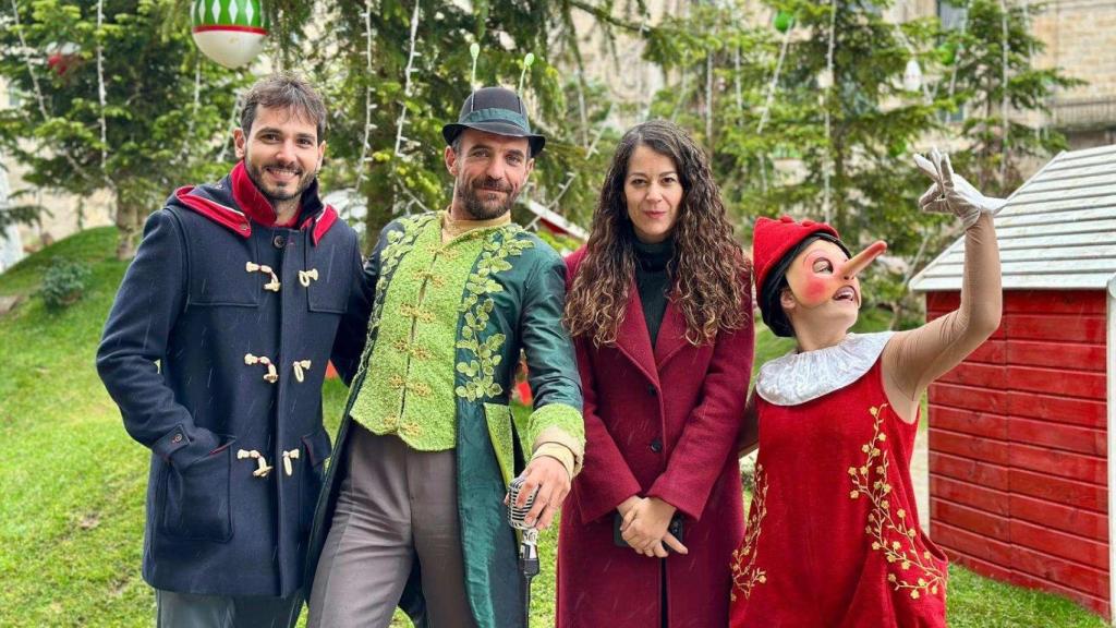 La concelleira de Xuventude, María Rozas, con el productor de O Circo de Pinocho y dos de los protagonistas.