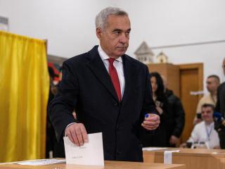 El prorruso Calin Georgescu votando el día de las elecciones presidenciales de Rumanía del pasado 24 de noviembre.