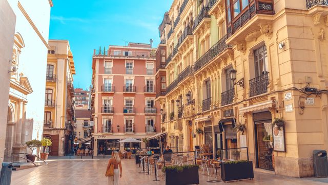 Una céntrica plaza de Alicante, junto a la concatedral de San Nicolás, donde abundan los pisos turísticos.