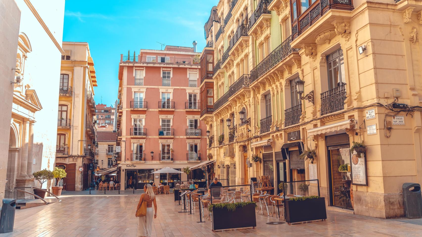 Una céntrica plaza de Alicante, junto a la concatedral de San Nicolás, donde abundan los pisos turísticos.