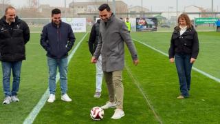 El alcalde de Zaratán, Roberto Migallón, realiza el saque de honor