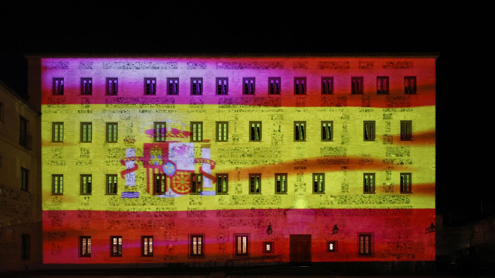 Imágenes del día: La fachada de las Cortes regionales, iluminada con la bandera de España para celebrar el 46 aniversario de la Constitución Española