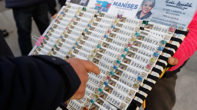 Lotería de 'Doña Manolita' en los alrededores del establecimiento.