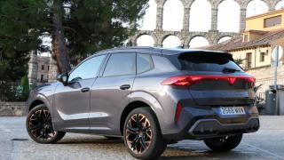 El Cupra Terramar a los pies del acueducto de Segovia.