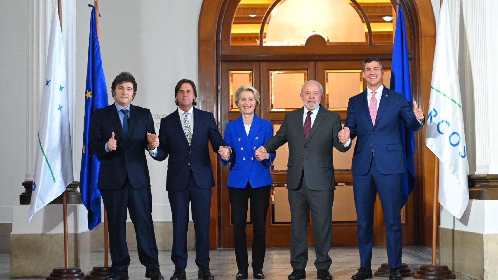 El argentino Javier Milei, el uruguayo Luis Lacalle, la presidenta Ursula von der Leyen, el brasileño Lula da Silva y el paraguayo Santiago Peña, durante el anuncio del acuerdo UE-Mercosur en diciembre de 2024 en Montevideo