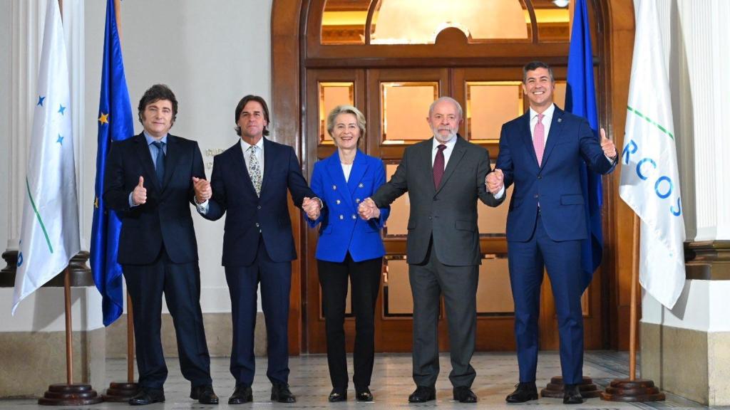 El argentino Javier Milei, el uruguayo Luis Lacalle, la presidenta Ursula von der Leyen, el brasileño Lula da Silva y el paraguayo Santiago Peña, durante el anuncio del acuerdo UE-Mercosur en diciembre en Montevideo