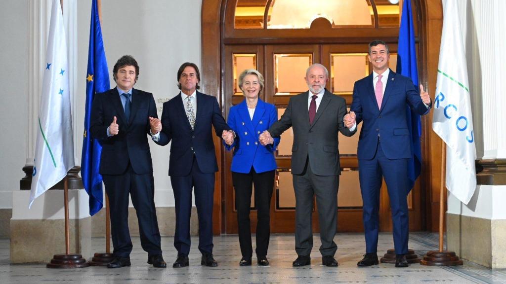 El argentino Javier Milei, el uruguayo Luis Lacalle, la presidenta Ursula von der Leyen, el brasileño Lula da Silva y el paraguayo Santiago Peña, durante el anuncio del acuerdo UE-Mercosur en diciembre de 2024 en Montevideo