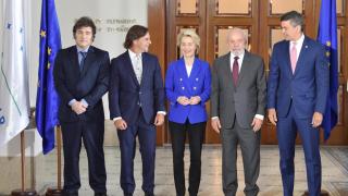 La presidenta de la Comisión, Ursula von der Leyen, junto con los presidentes de Uruguay, Luis Lacalle; Argentina, Javier Milei; Brasil, Luiz Inácio Lula da Silva; y Paraguay, Santiago Pena, durante el cierre del acuerdo UE-Mercosur este viernes en Montevideo