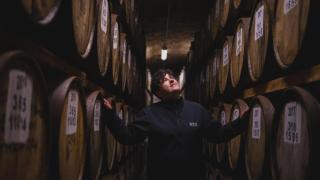 En las destilerías de DYC, la cuna del whisky en España: Nos toman por una bebida barata, pero en una cata a ciegas no nos diferencian de un Macallan