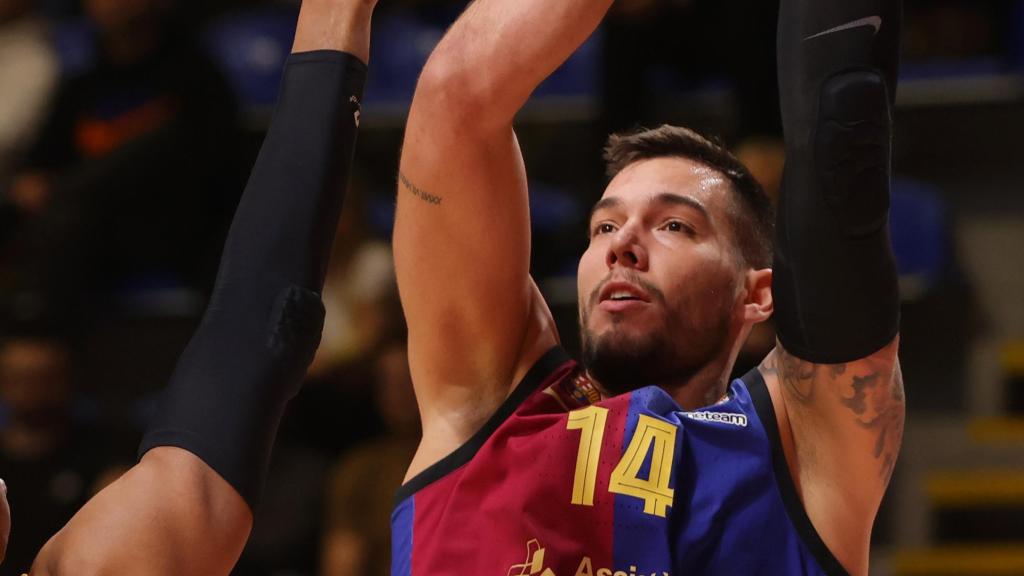 Willy Hernangomez trata de encestar a canasta en el partido ante Maccabi Tel Aviv.