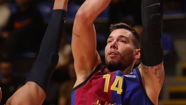 Willy Hernangomez trata de encestar a canasta en el partido ante Maccabi Tel Aviv.