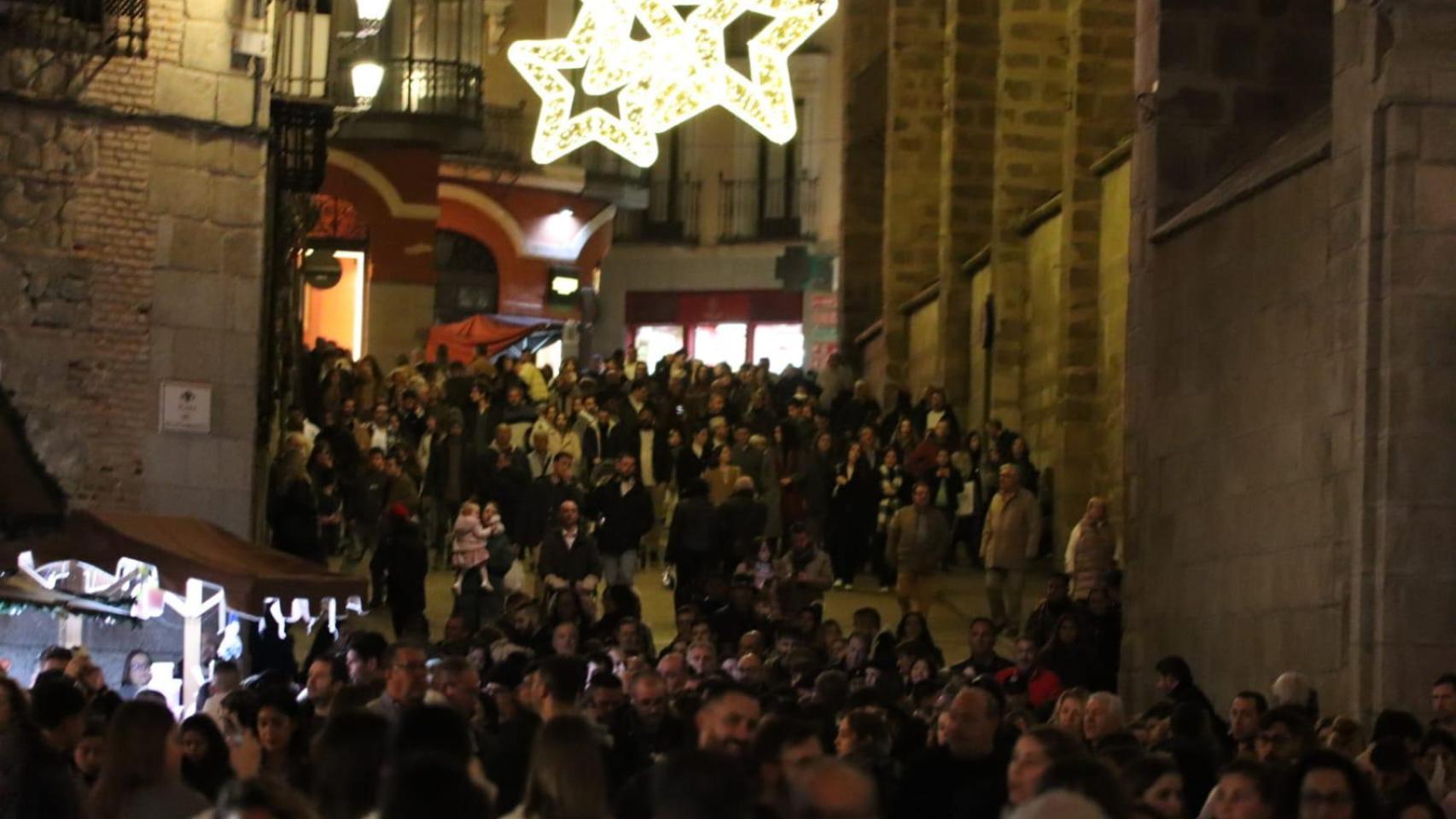 El llenazo de Toledo durante el puente de la Constitución, en fotos: miles de personas en un ambiente navideño