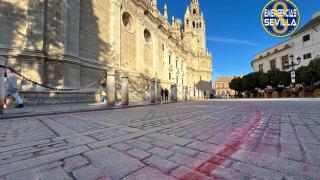 Líneas rojas pintadas en la calle por el paso de la Magna de Sevilla.