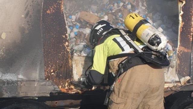 los bomberos del Ayuntamiento de Burgos trabajando en el incendio del camión en la A-231