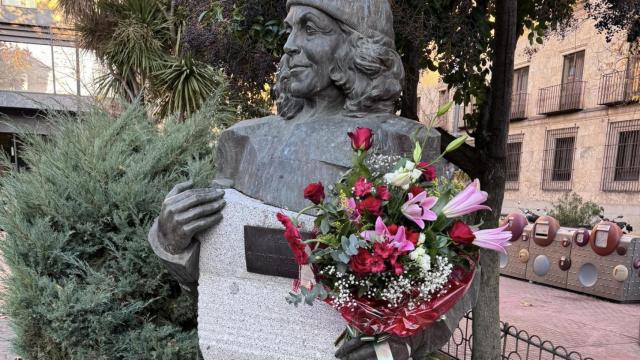 Escultura de la escritora Carmen Martín Gaite en Salamanca