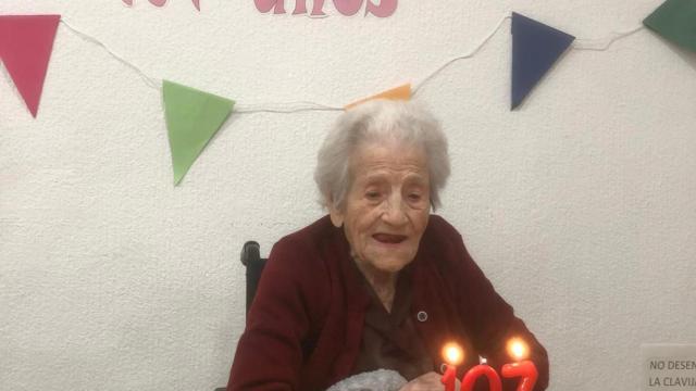 María Agustina soplando las velas de su 107 cumpleaños en la residencia de Santa Marta