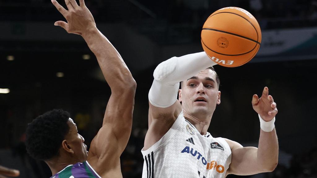 Mario Hezonja busca a Serge Ibaka ante la presión de Tyson Pérez.